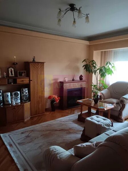 Vanzare apartament cu 3 camere Unirii stradal
